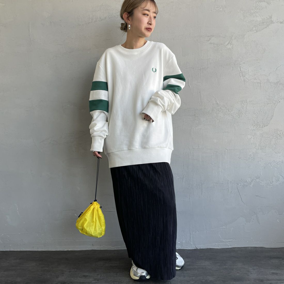 FRED PERRY [フレッドペリー] ピーチドティップドスリーブ クルーネックスウェット [M1731] 129 SNOW W &&モデル身長：150cm 着用サイズ：S&&