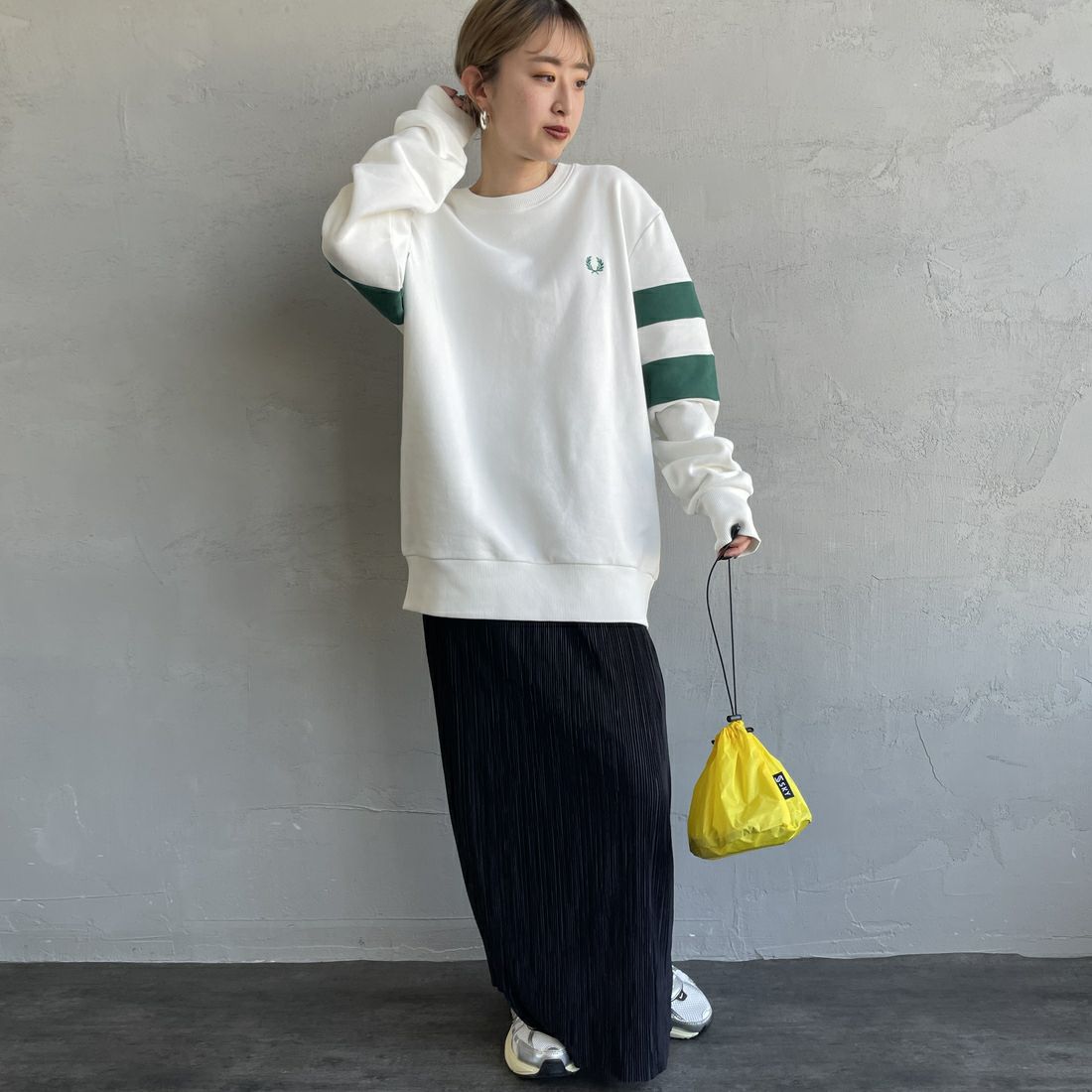 FRED PERRY [フレッドペリー] ピーチドティップドスリーブ クルーネックスウェット [M1731] 129 SNOW W &&モデル身長：150cm 着用サイズ：S&&