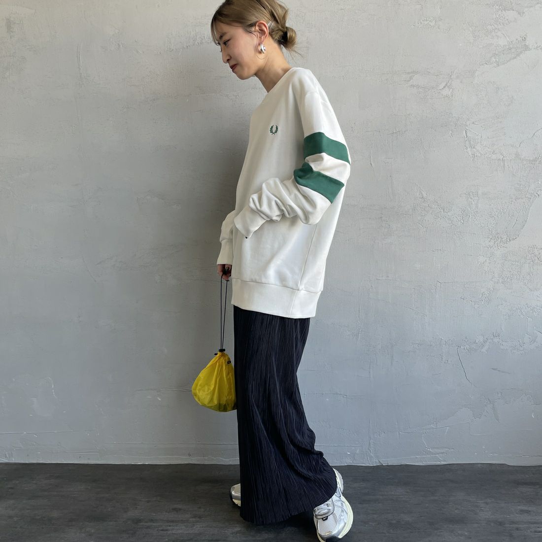 FRED PERRY [フレッドペリー] ピーチドティップドスリーブ クルーネックスウェット [M1731] 129 SNOW W &&モデル身長：150cm 着用サイズ：S&&