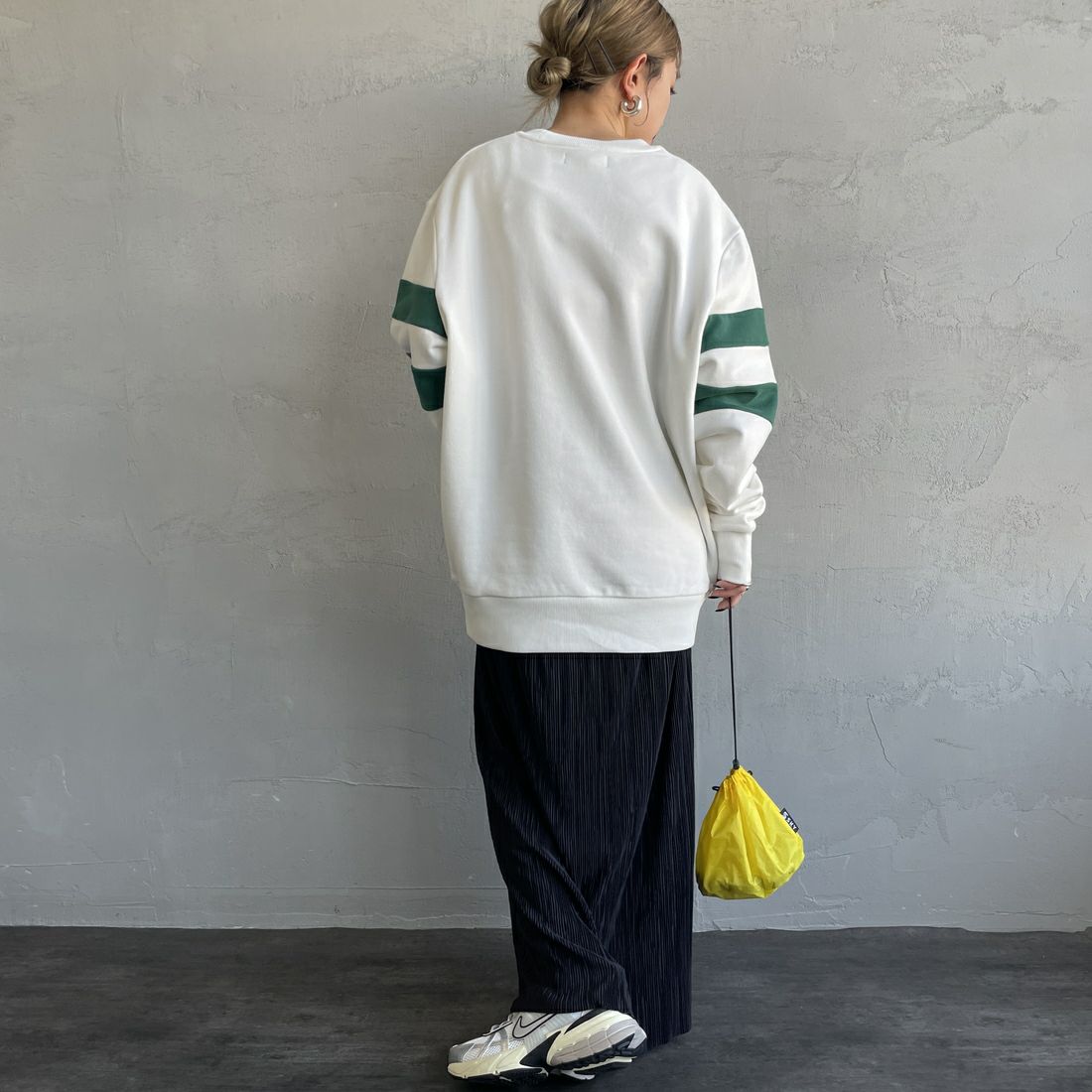 FRED PERRY [フレッドペリー] ピーチドティップドスリーブ クルーネックスウェット [M1731] 129 SNOW W &&モデル身長：150cm 着用サイズ：S&&