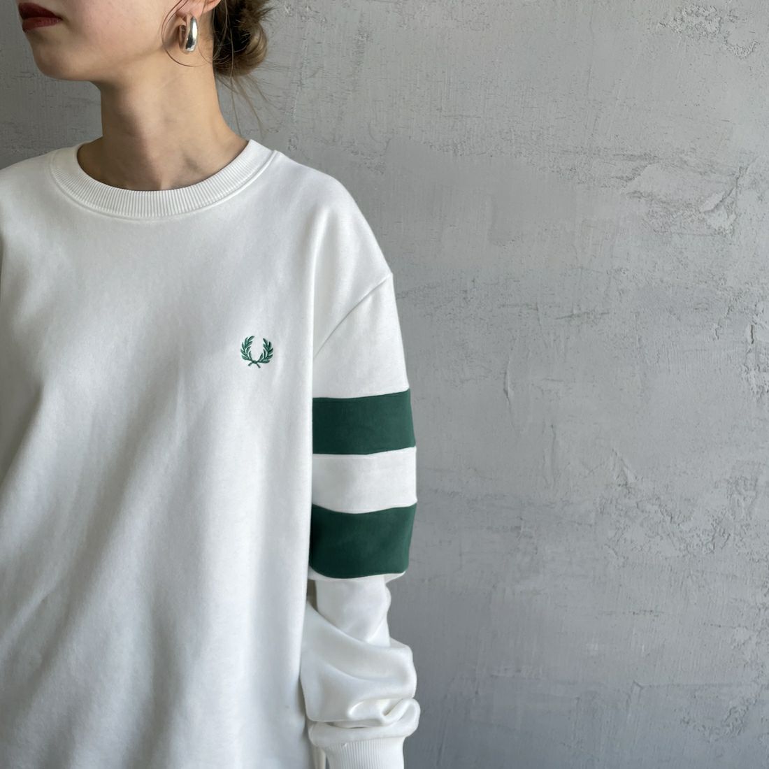 FRED PERRY [フレッドペリー] ピーチドティップドスリーブ クルーネックスウェット [M1731] 129 SNOW W &&モデル身長：150cm 着用サイズ：S&&
