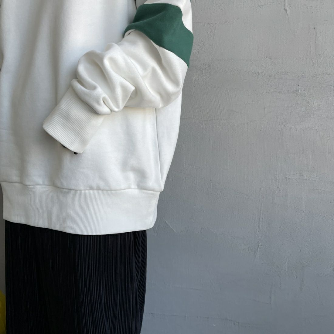 FRED PERRY [フレッドペリー] ピーチドティップドスリーブ クルーネックスウェット [M1731] 129 SNOW W &&モデル身長：150cm 着用サイズ：S&&