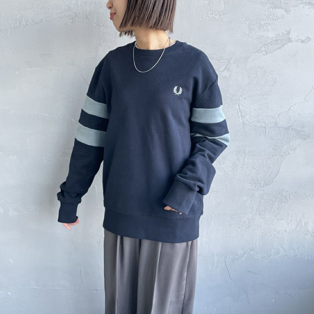 FRED PERRY [フレッドペリー] ピーチドティップドスリーブ クルーネックスウェット [M1731] 608 NAVY &&モデル身長：160cm 着用サイズ：S&&