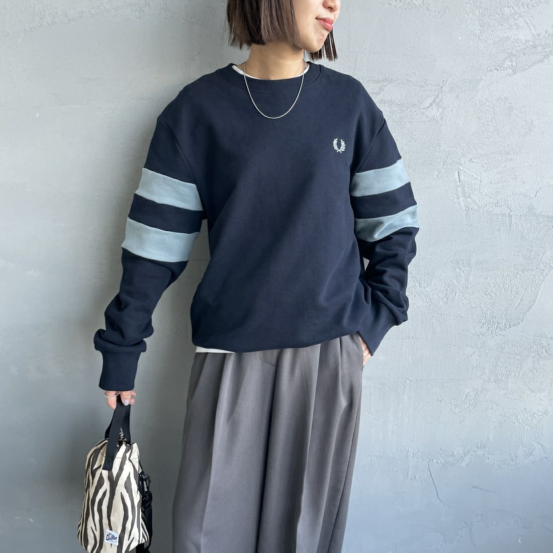 FRED PERRY [フレッドペリー] ピーチドティップドスリーブ クルーネックスウェット [M1731] 608 NAVY &&モデル身長：160cm 着用サイズ：S&&