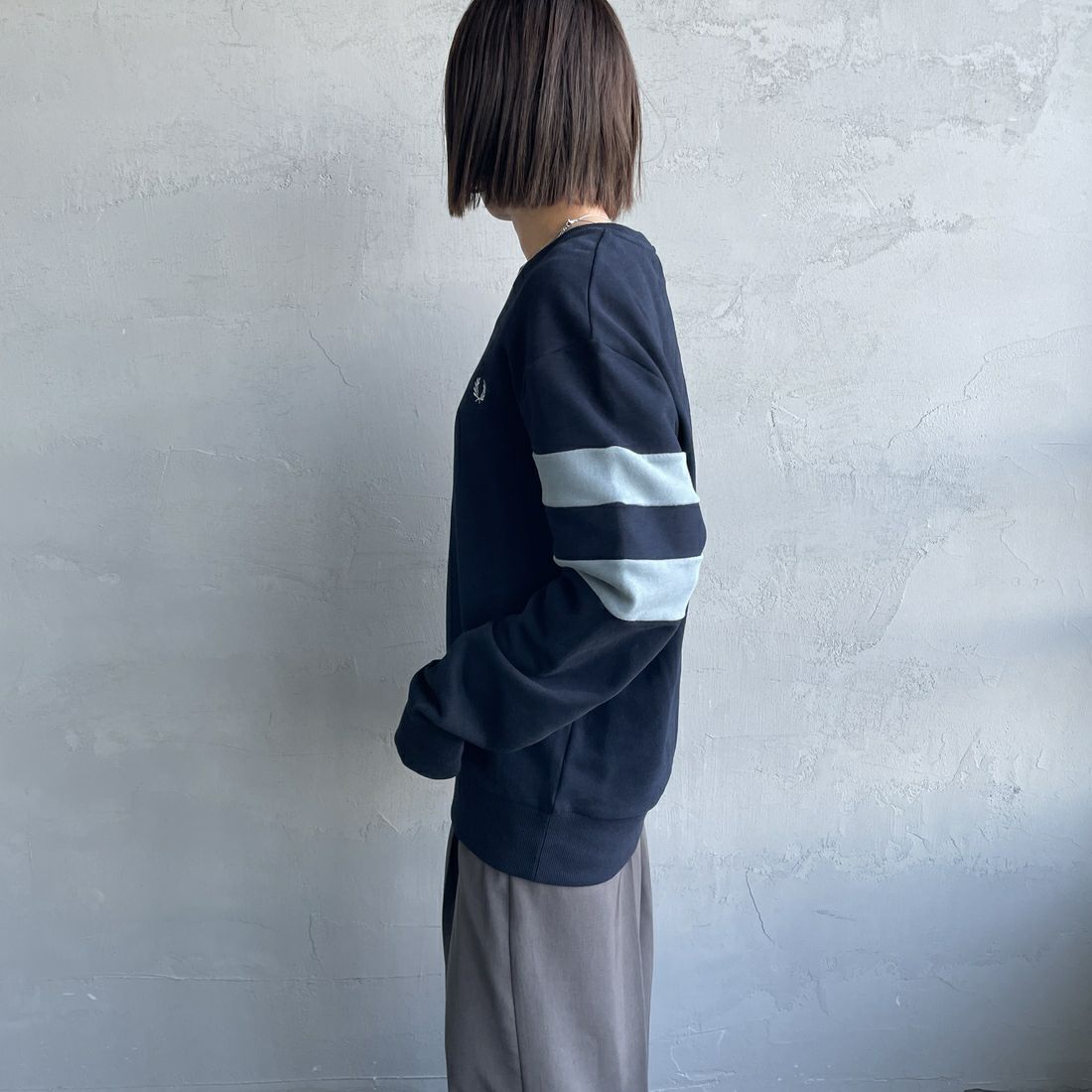 FRED PERRY [フレッドペリー] ピーチドティップドスリーブ クルーネックスウェット [M1731] 608 NAVY &&モデル身長：160cm 着用サイズ：S&&