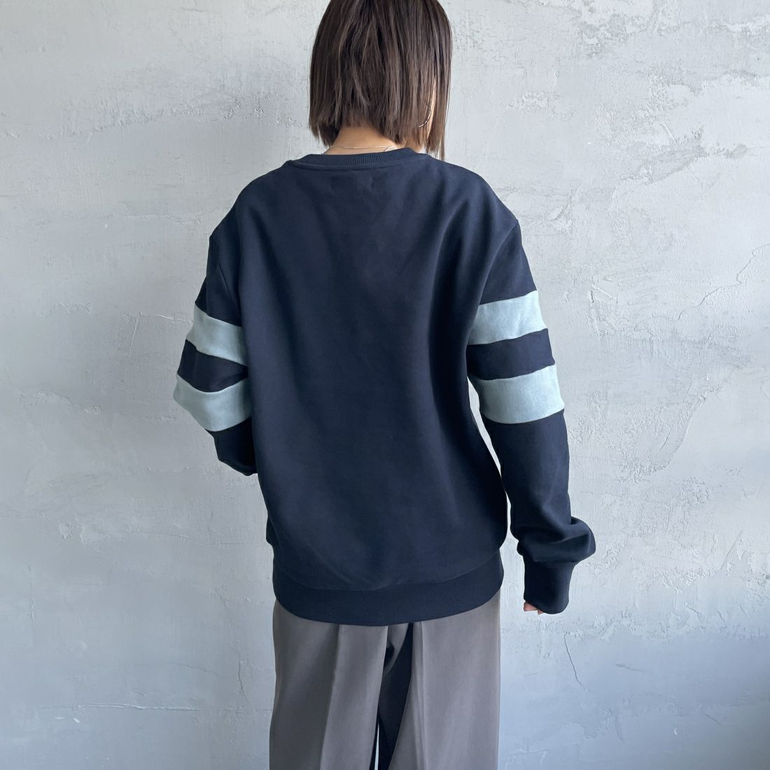 FRED PERRY [フレッドペリー] ピーチドティップドスリーブ クルーネックスウェット [M1731] 608 NAVY &&モデル身長：160cm 着用サイズ：S&&