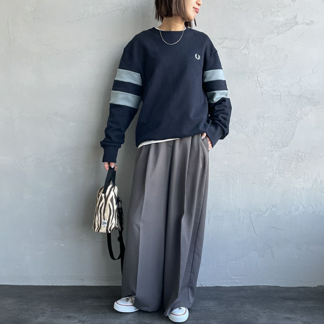 FRED PERRY [フレッドペリー] ピーチドティップドスリーブ クルーネックスウェット [M1731] 608 NAVY &&モデル身長：160cm 着用サイズ：S&&