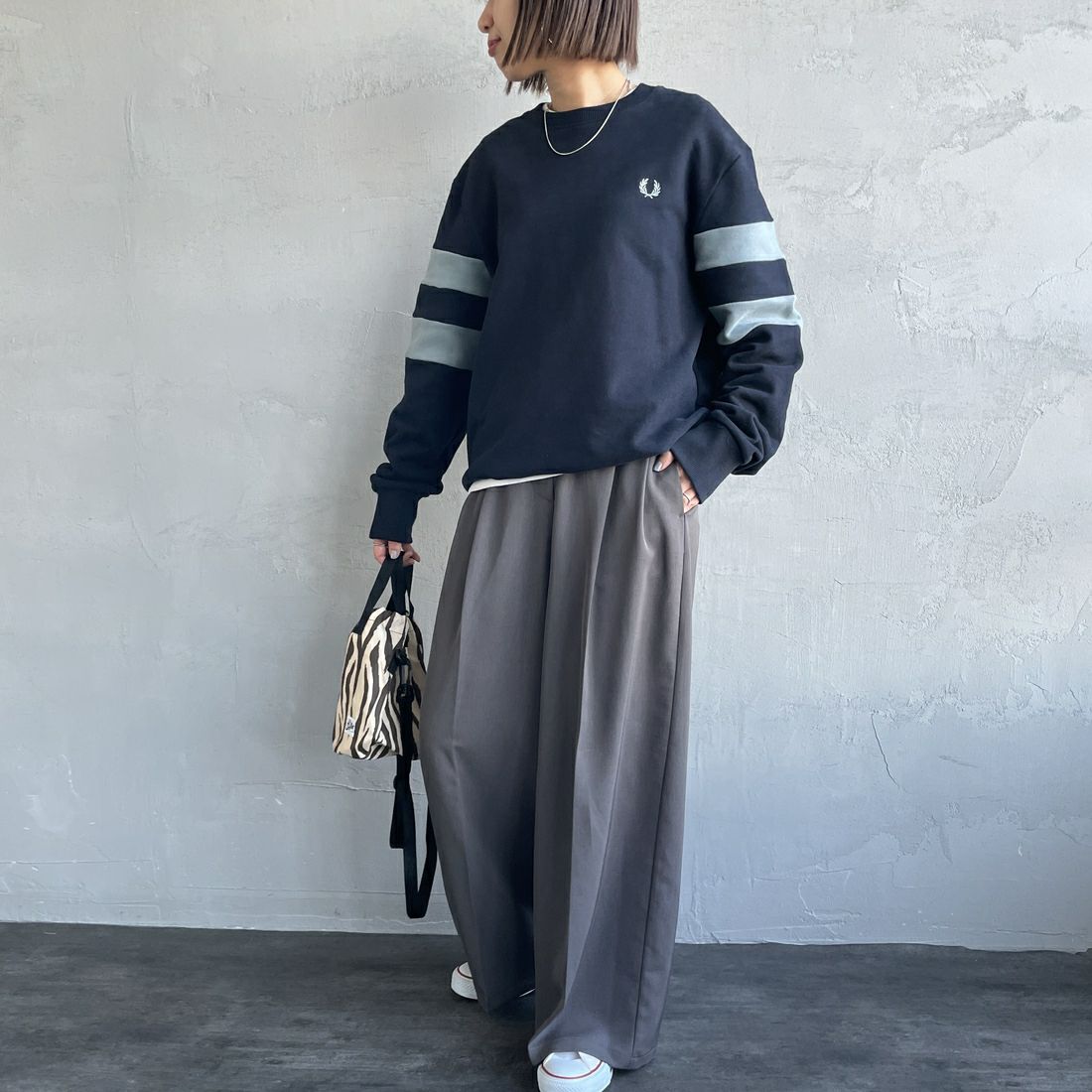 FRED PERRY [フレッドペリー] ピーチドティップドスリーブ クルーネックスウェット [M1731] 608 NAVY &&モデル身長：160cm 着用サイズ：S&&