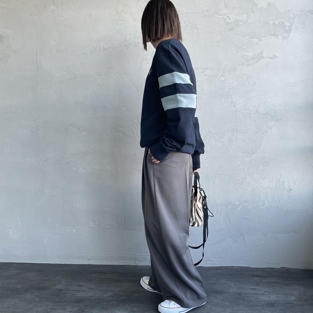 FRED PERRY [フレッドペリー] ピーチドティップドスリーブ クルーネックスウェット [M1731] 608 NAVY &&モデル身長：160cm 着用サイズ：S&&