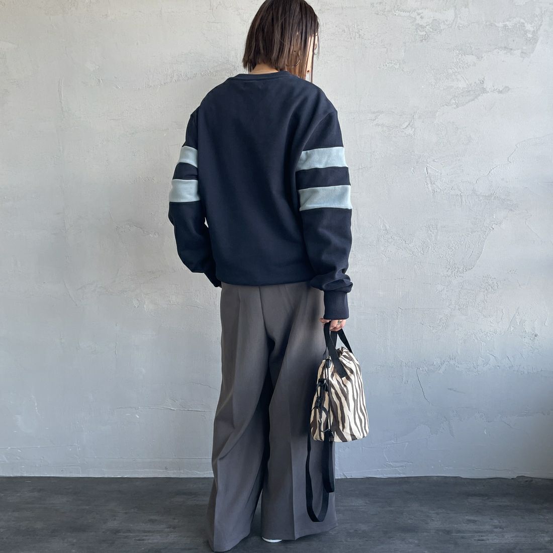 FRED PERRY [フレッドペリー] ピーチドティップドスリーブ クルーネックスウェット [M1731] 608 NAVY &&モデル身長：160cm 着用サイズ：S&&