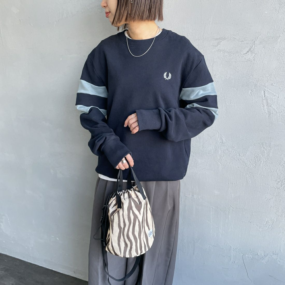 FRED PERRY [フレッドペリー] ピーチドティップドスリーブ クルーネックスウェット [M1731] 608 NAVY &&モデル身長：160cm 着用サイズ：S&&