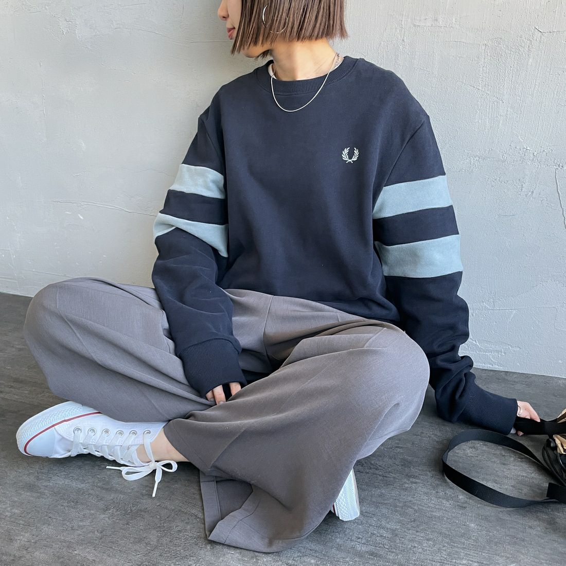 FRED PERRY [フレッドペリー] ピーチドティップドスリーブ クルーネックスウェット [M1731] 608 NAVY &&モデル身長：160cm 着用サイズ：S&&