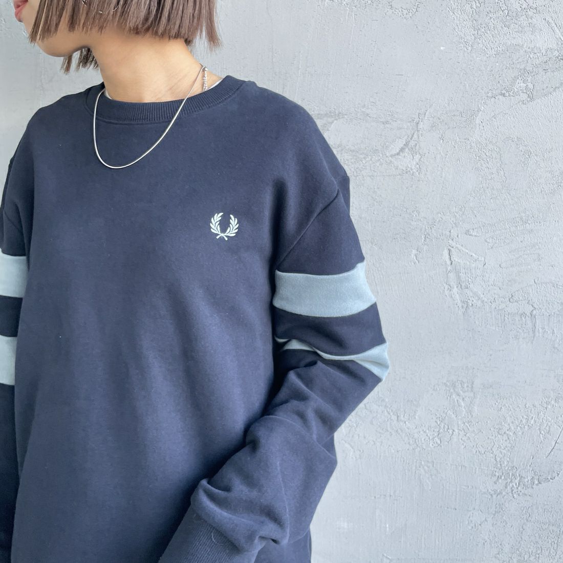 FRED PERRY [フレッドペリー] ピーチドティップドスリーブ クルーネックスウェット [M1731] 608 NAVY &&モデル身長：160cm 着用サイズ：S&&