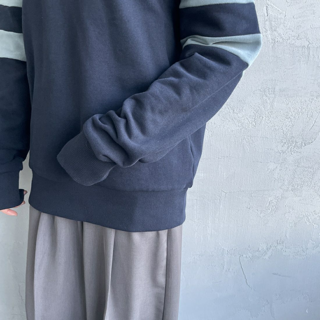 FRED PERRY [フレッドペリー] ピーチドティップドスリーブ クルーネックスウェット [M1731] 608 NAVY &&モデル身長：160cm 着用サイズ：S&&