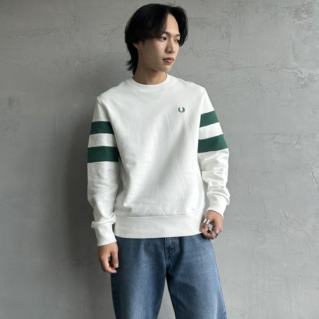 FRED PERRY [フレッドペリー] ピーチドティップドスリーブ クルーネックスウェット [M1731] 129 SNOW W &&モデル身長：179cm 着用サイズ：M&&