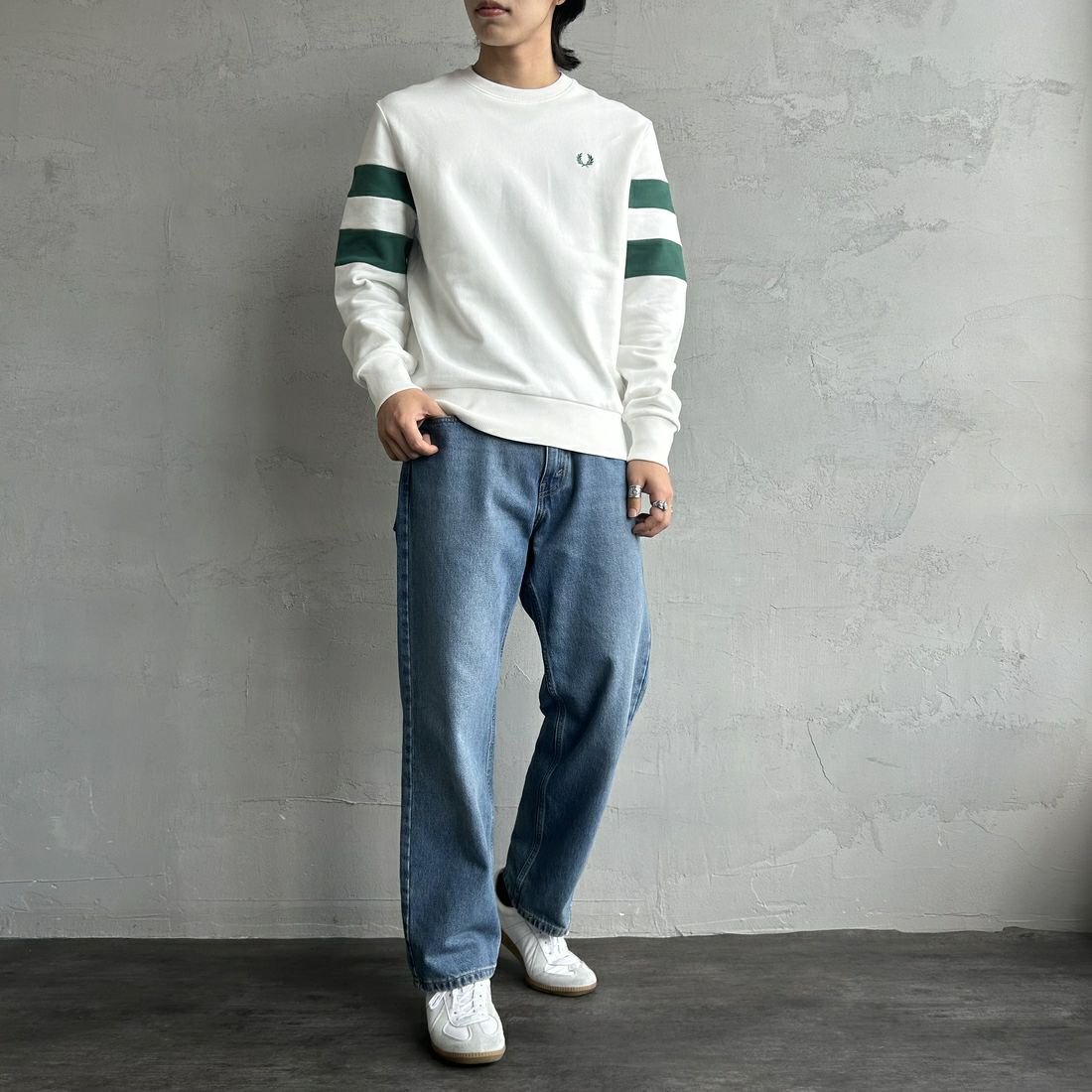 FRED PERRY [フレッドペリー] ピーチドティップドスリーブ クルーネックスウェット [M1731] 129 SNOW W &&モデル身長：179cm 着用サイズ：M&&