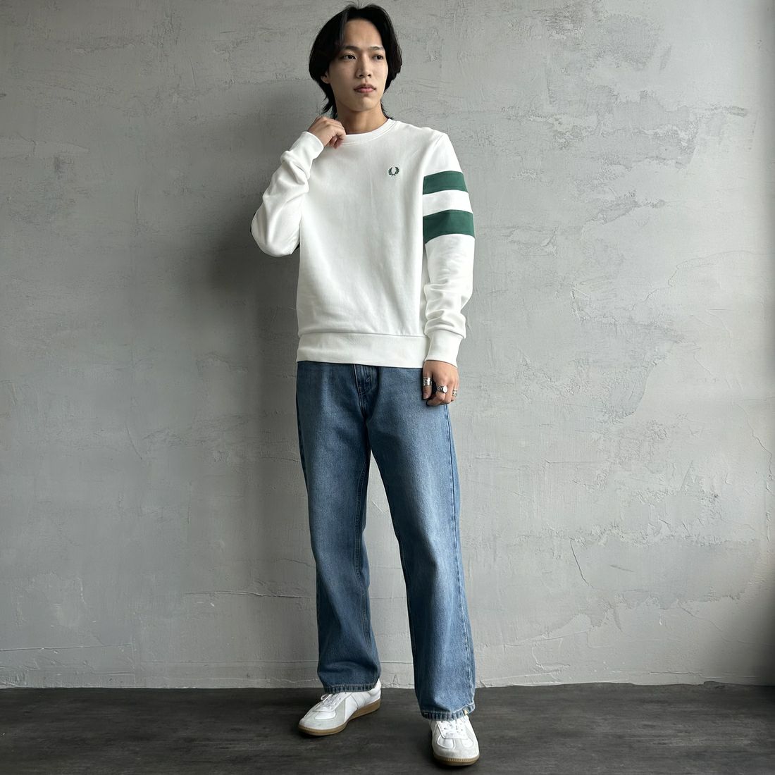 FRED PERRY [フレッドペリー] ピーチドティップドスリーブ クルーネックスウェット [M1731] 129 SNOW W &&モデル身長：179cm 着用サイズ：M&&