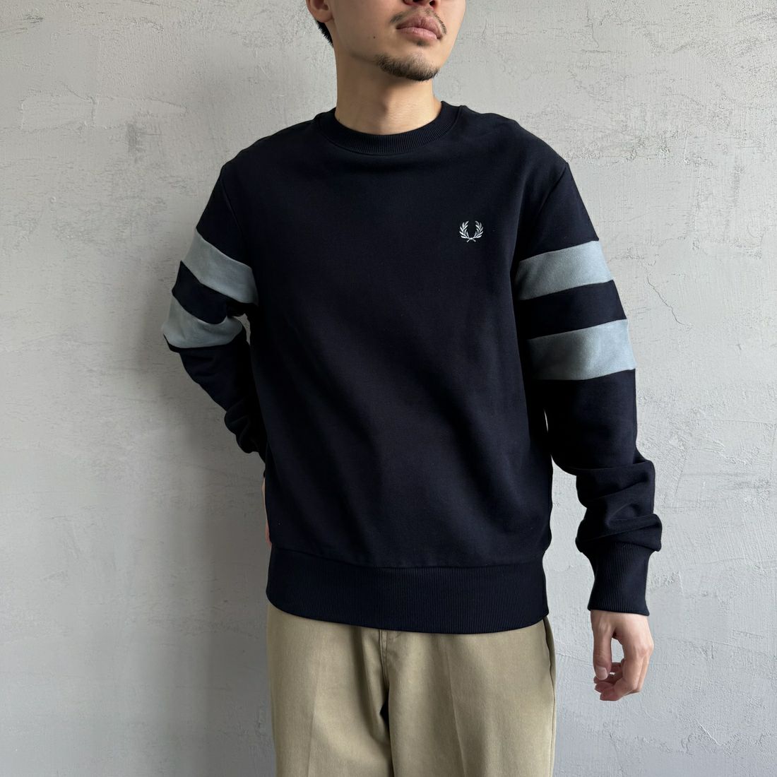 FRED PERRY [フレッドペリー] ピーチドティップドスリーブ クルーネックスウェット [M1731] 608 NAVY &&モデル身長：168cm 着用サイズ：M&&