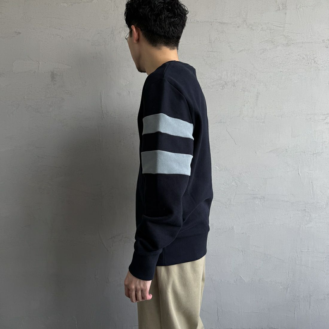 FRED PERRY [フレッドペリー] ピーチドティップドスリーブ クルーネックスウェット [M1731] 608 NAVY &&モデル身長：168cm 着用サイズ：M&&