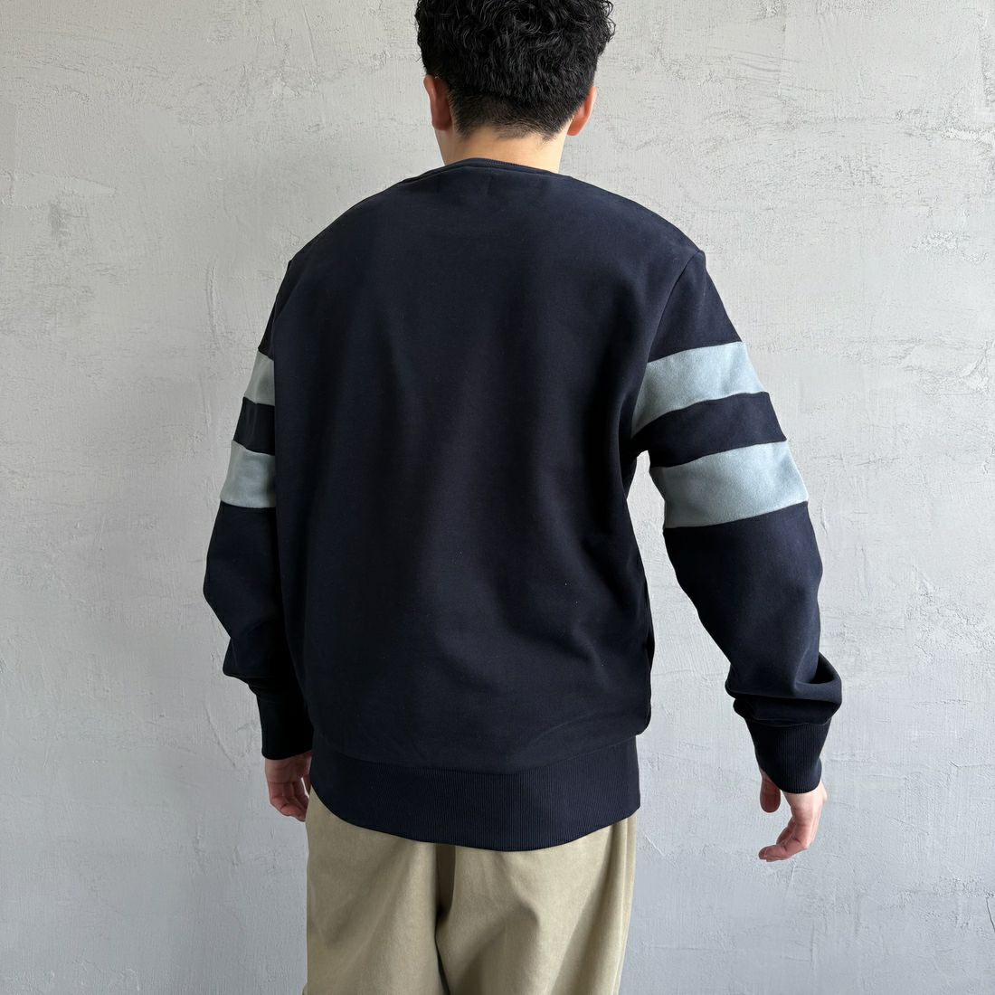 FRED PERRY [フレッドペリー] ピーチドティップドスリーブ クルーネックスウェット [M1731] 608 NAVY &&モデル身長：168cm 着用サイズ：M&&