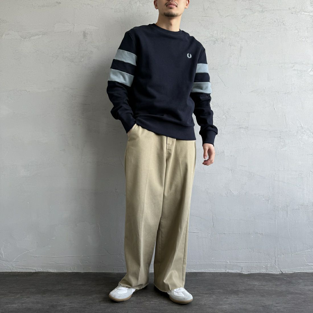 FRED PERRY [フレッドペリー] ピーチドティップドスリーブ クルーネックスウェット [M1731] 608 NAVY &&モデル身長：168cm 着用サイズ：M&&