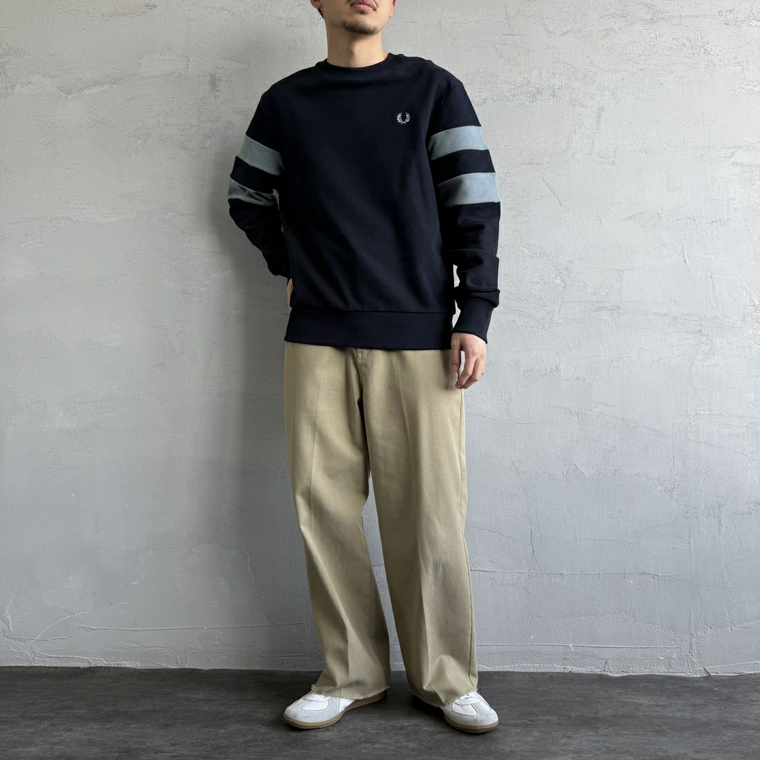 FRED PERRY [フレッドペリー] ピーチドティップドスリーブ クルーネックスウェット [M1731] 608 NAVY &&モデル身長：168cm 着用サイズ：M&&