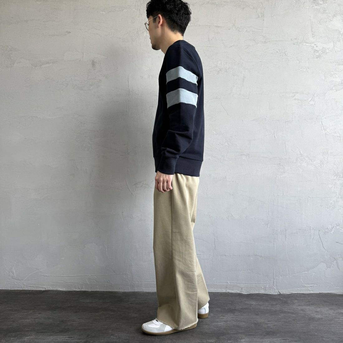 FRED PERRY [フレッドペリー] ピーチドティップドスリーブ クルーネックスウェット [M1731] 608 NAVY &&モデル身長：168cm 着用サイズ：M&&