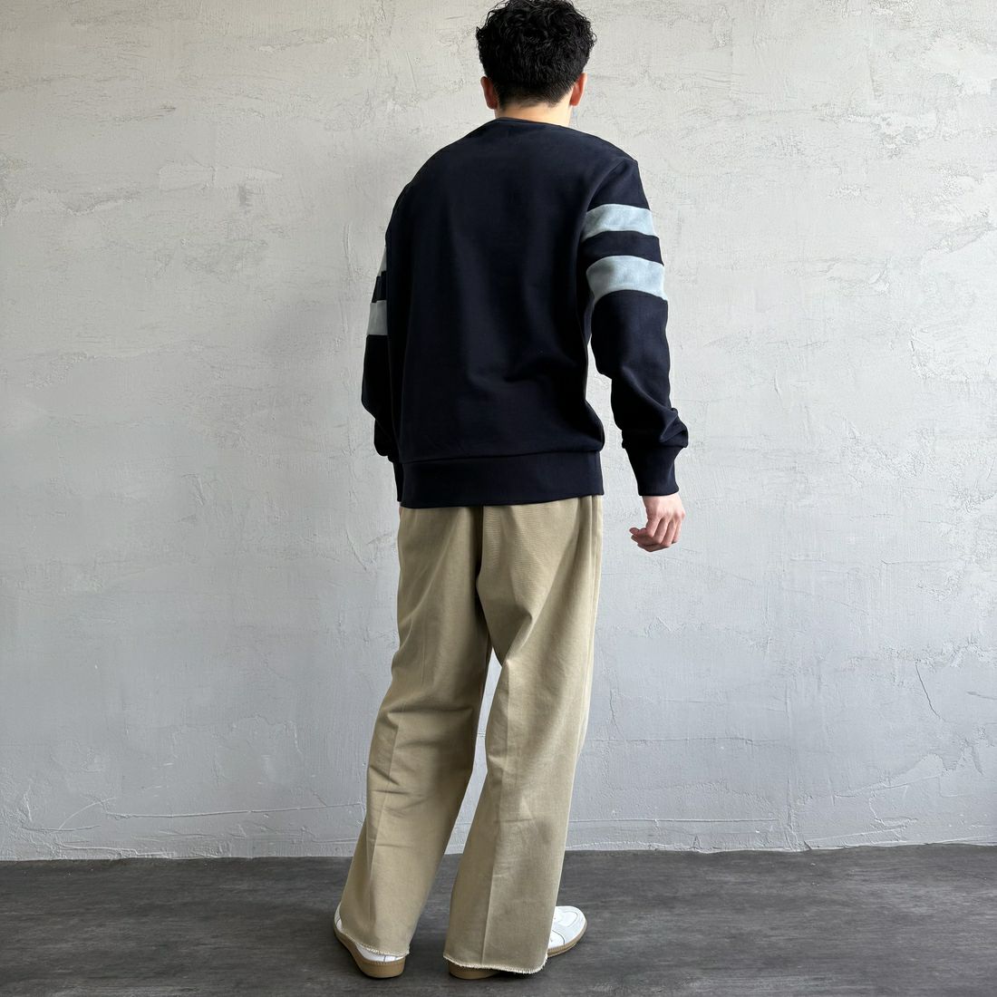 FRED PERRY [フレッドペリー] ピーチドティップドスリーブ クルーネックスウェット [M1731] 608 NAVY &&モデル身長：168cm 着用サイズ：M&&