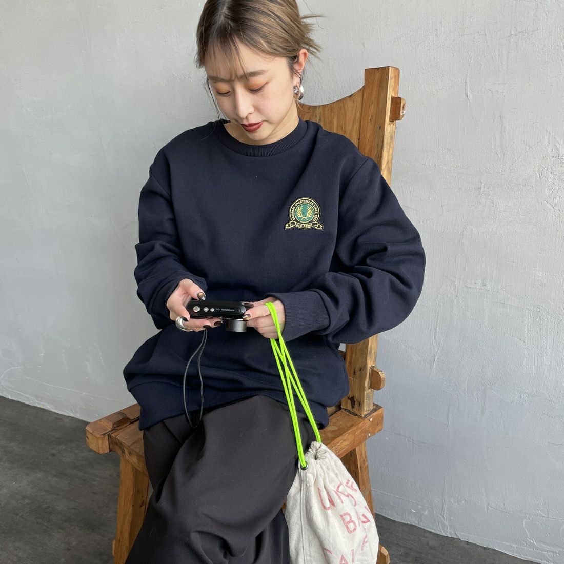 FRED PERRY [フレッドペリー] テニスバッジ クルーネックスウェット [M1751] 608 NAVY &&モデル身長：150cm 着用サイズ：S&&