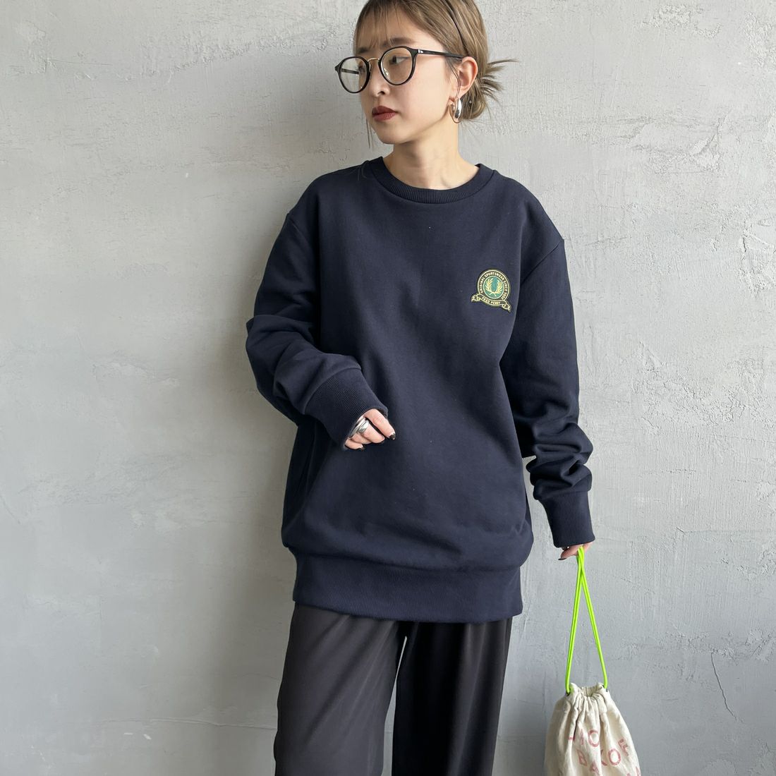 FRED PERRY [フレッドペリー] テニスバッジ クルーネックスウェット [M1751] 608 NAVY &&モデル身長：150cm 着用サイズ：S&&