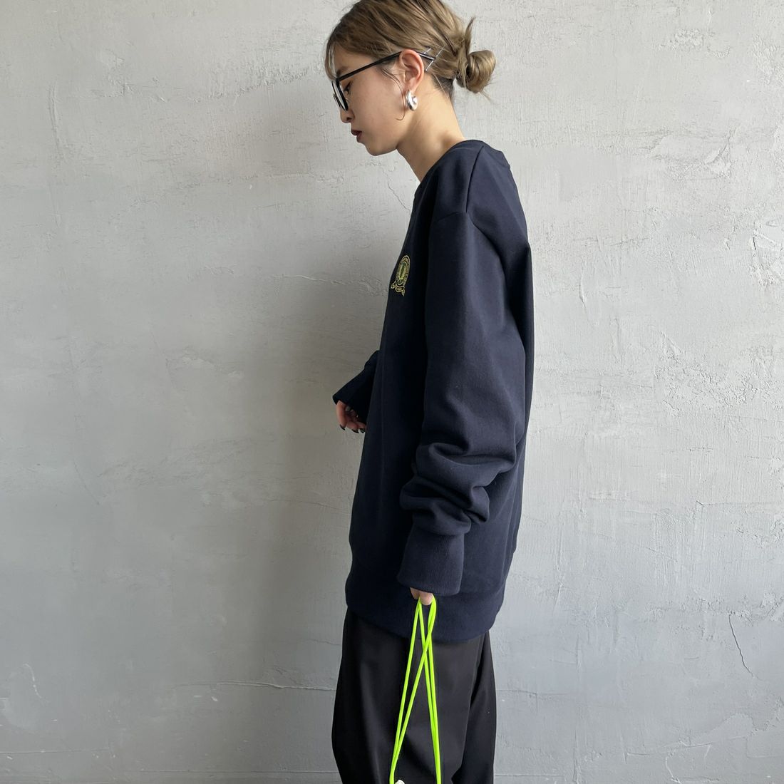 FRED PERRY [フレッドペリー] テニスバッジ クルーネックスウェット [M1751] 608 NAVY &&モデル身長：150cm 着用サイズ：S&&