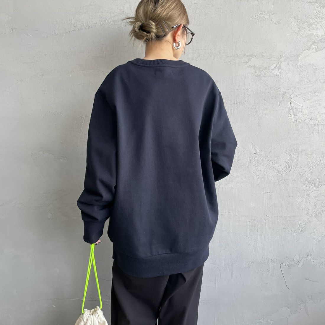 FRED PERRY [フレッドペリー] テニスバッジ クルーネックスウェット [M1751] 608 NAVY &&モデル身長：150cm 着用サイズ：S&&