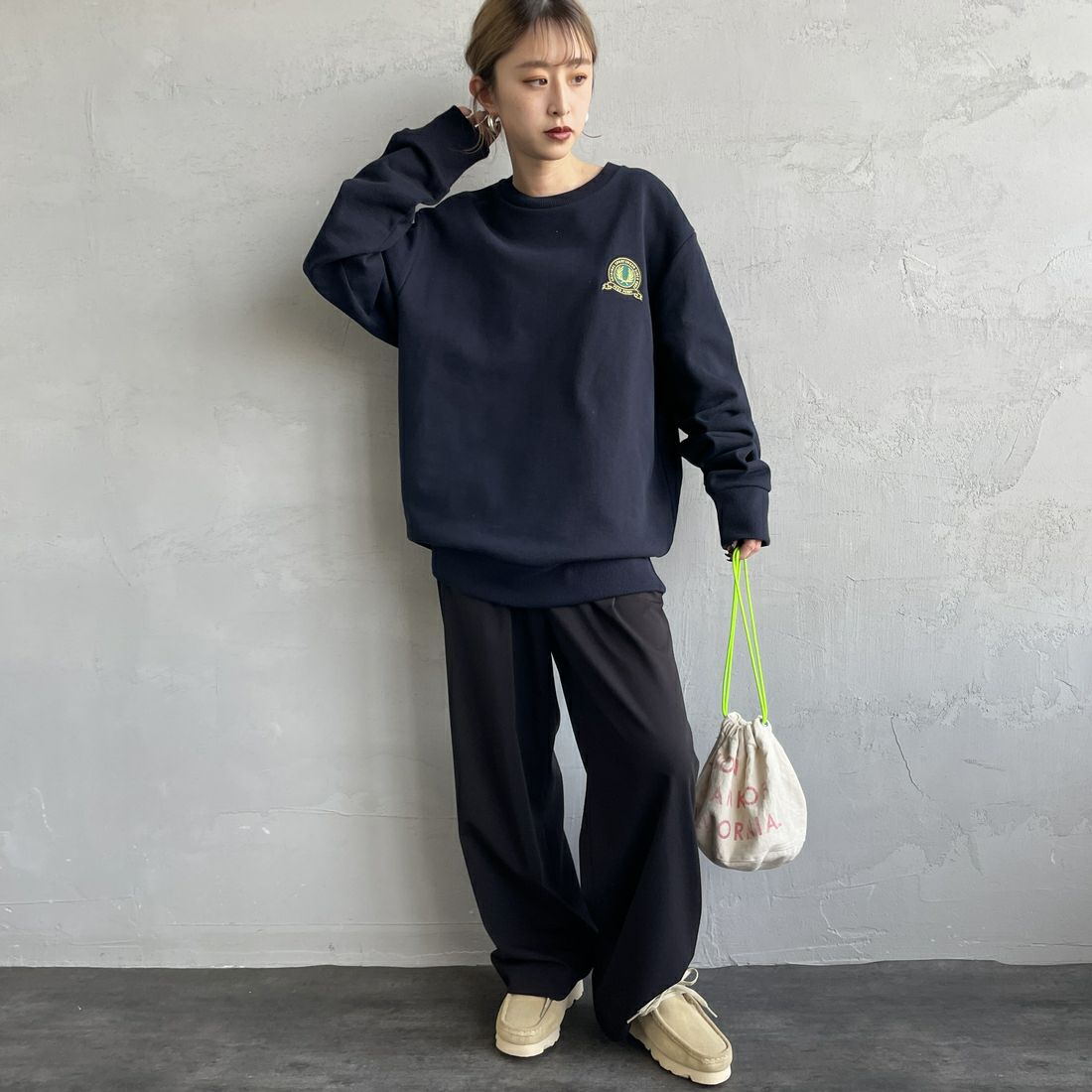 FRED PERRY [フレッドペリー] テニスバッジ クルーネックスウェット [M1751] 608 NAVY &&モデル身長：150cm 着用サイズ：S&&