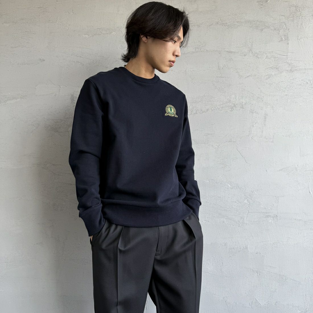 FRED PERRY [フレッドペリー] テニスバッジ クルーネックスウェット [M1751] 608 NAVY &&モデル身長：179cm 着用サイズ：M&&