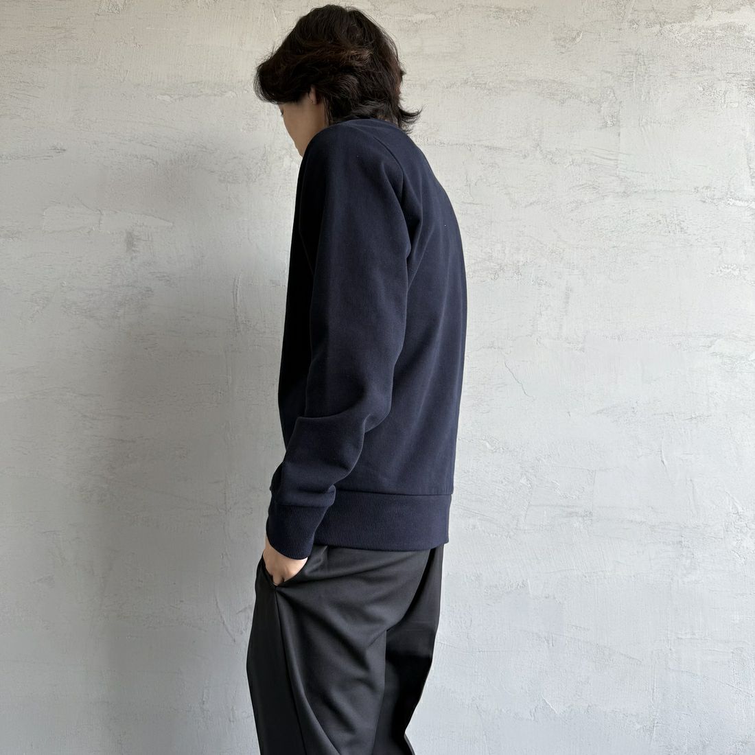 FRED PERRY [フレッドペリー] テニスバッジ クルーネックスウェット [M1751] 608 NAVY &&モデル身長：179cm 着用サイズ：M&&