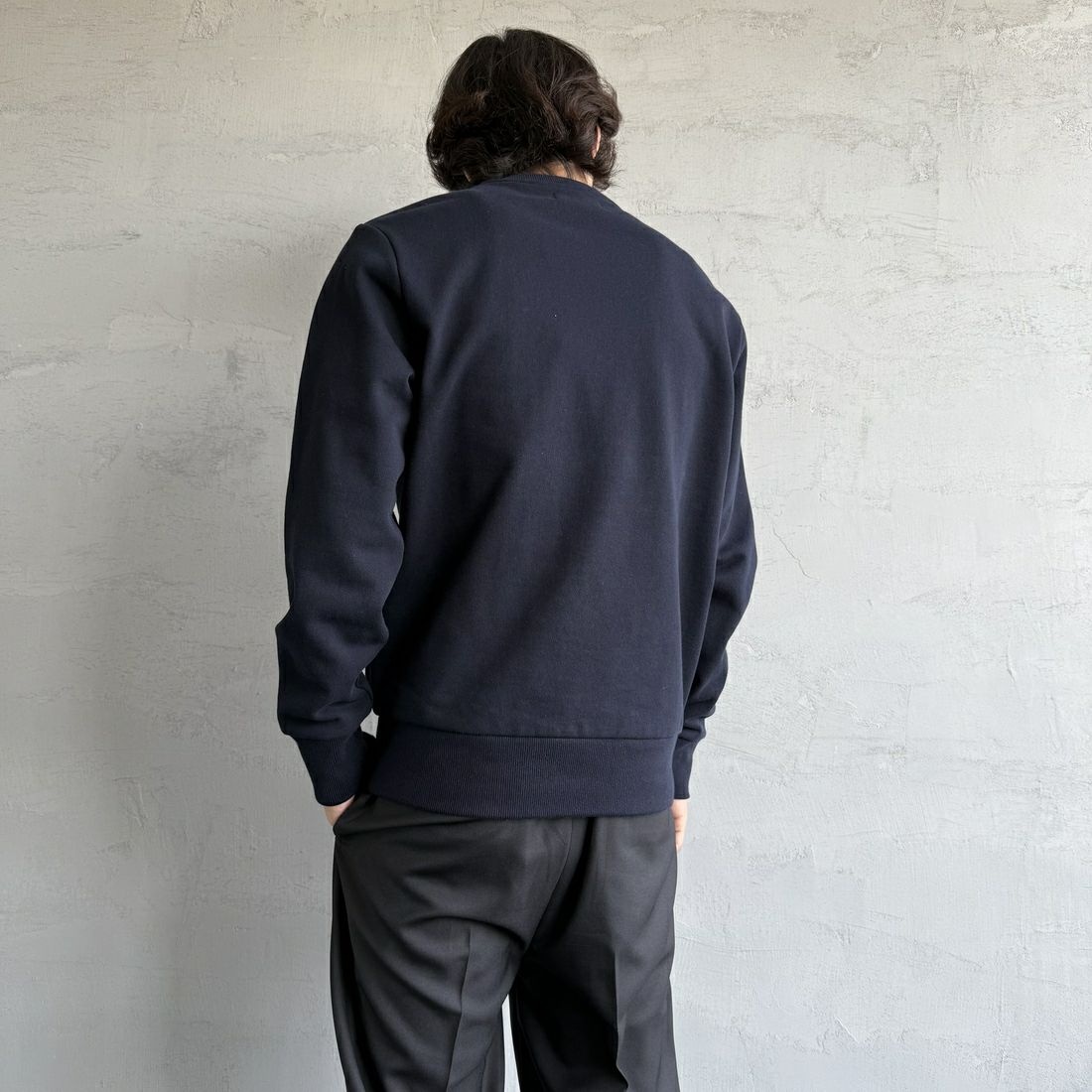 FRED PERRY [フレッドペリー] テニスバッジ クルーネックスウェット [M1751] 608 NAVY &&モデル身長：179cm 着用サイズ：M&&