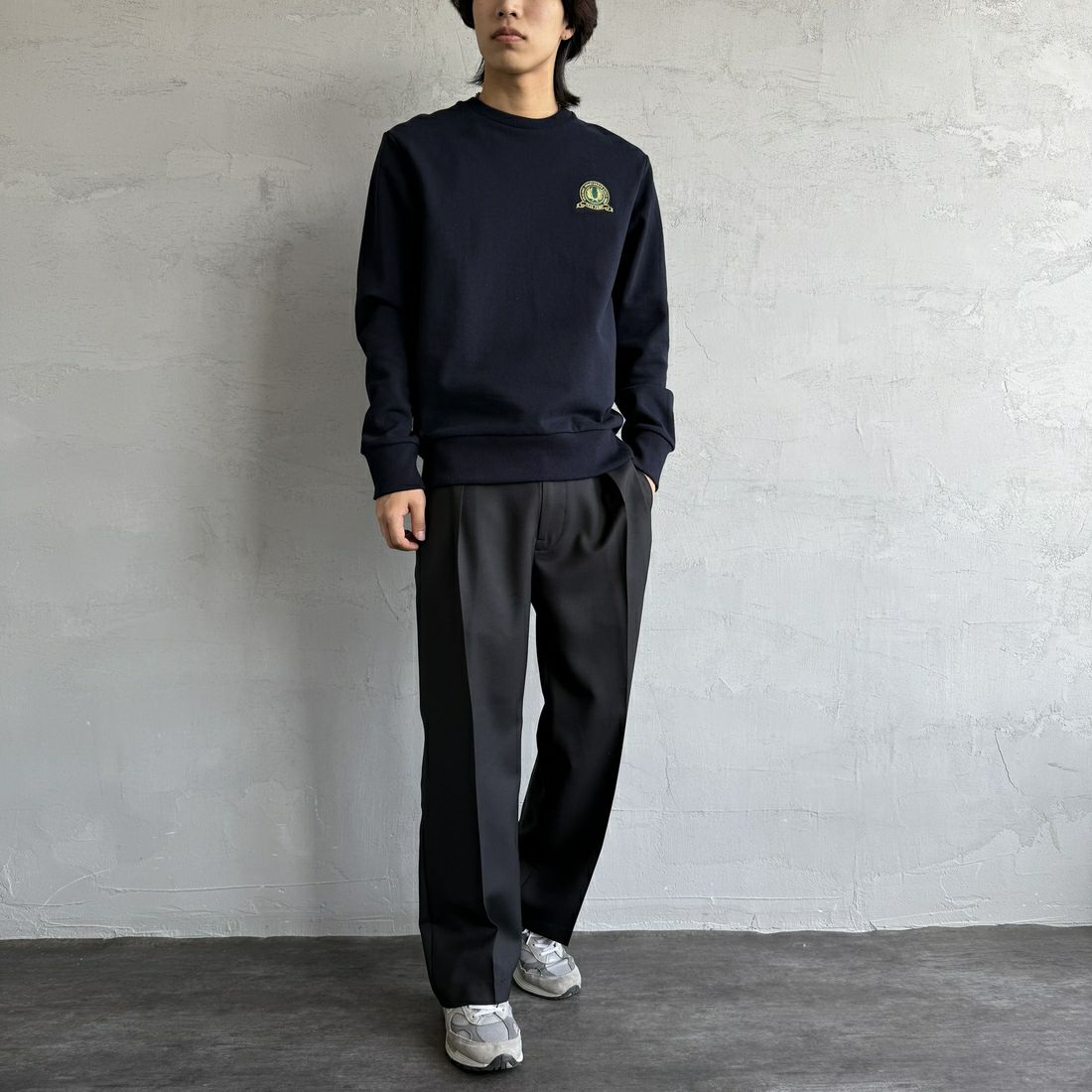 FRED PERRY [フレッドペリー] テニスバッジ クルーネックスウェット [M1751] 608 NAVY &&モデル身長：179cm 着用サイズ：M&&