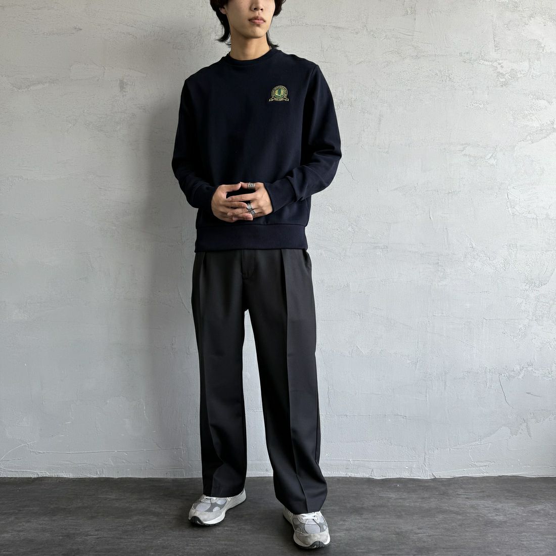 FRED PERRY [フレッドペリー] テニスバッジ クルーネックスウェット [M1751] 608 NAVY &&モデル身長：179cm 着用サイズ：M&&