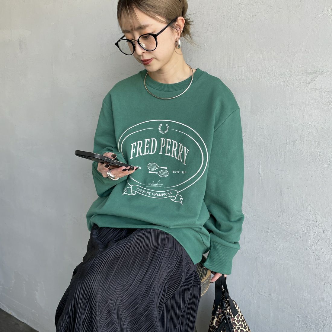 FRED PERRY [フレッドペリー] Chosen by Champions クルーネックスウェット [M1605] Z18 SPORT &&モデル身長：150cm 着用サイズ：S&&