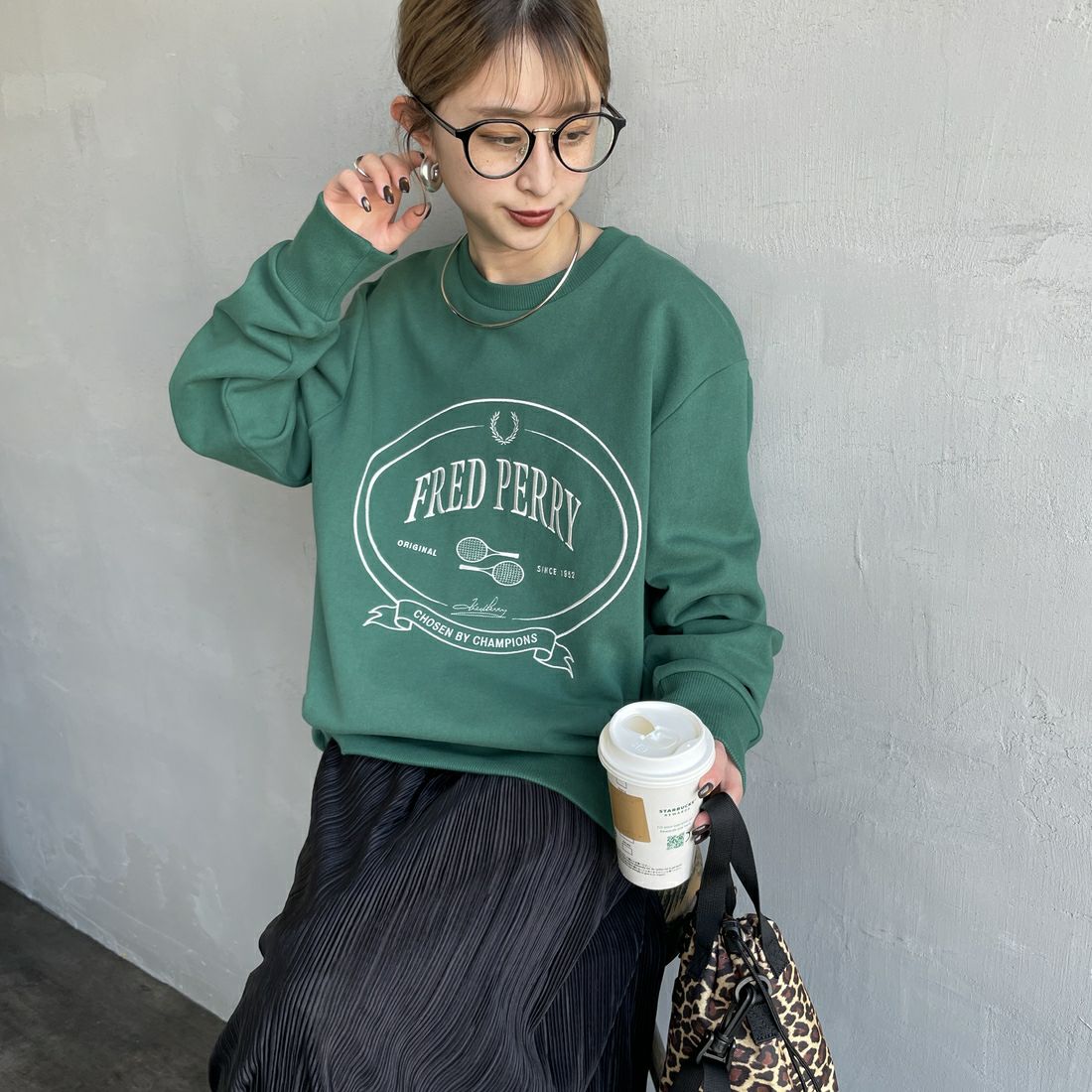 FRED PERRY [フレッドペリー] Chosen by Champions クルーネックスウェット [M1605] Z18 SPORT &&モデル身長：150cm 着用サイズ：S&&