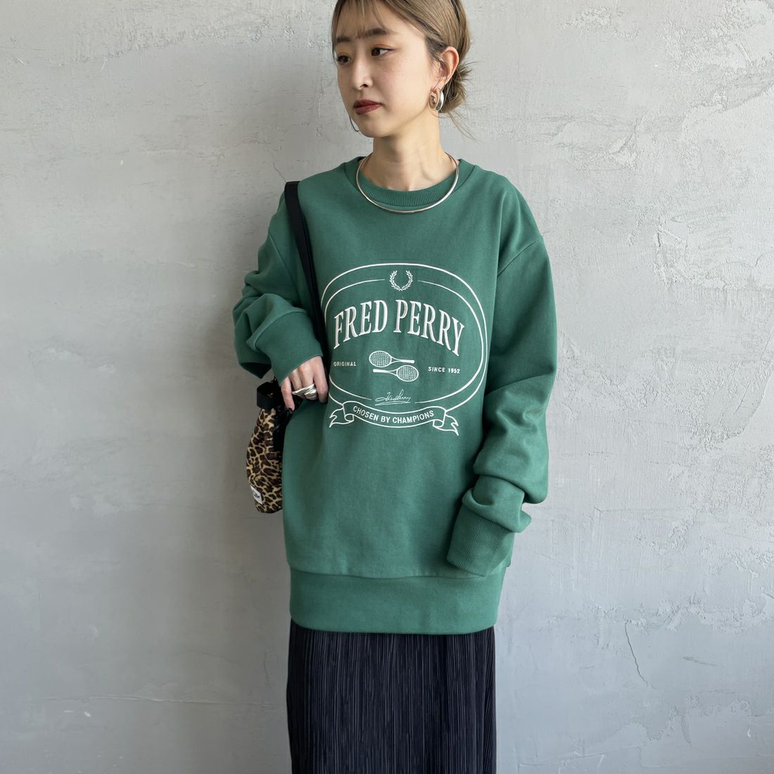 FRED PERRY [フレッドペリー] Chosen by Champions クルーネックスウェット [M1605] Z18 SPORT &&モデル身長：150cm 着用サイズ：S&&