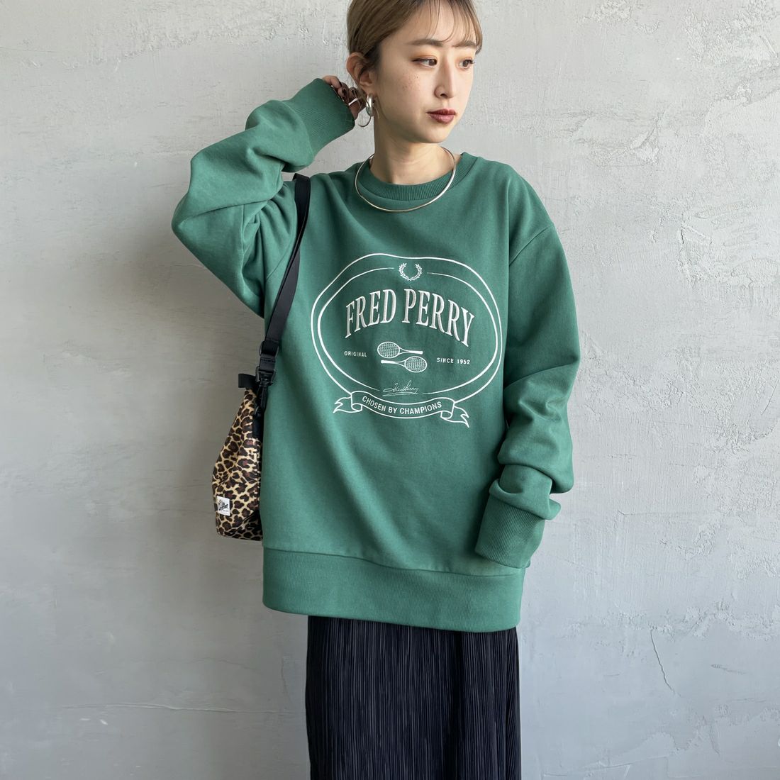 FRED PERRY [フレッドペリー] Chosen by Champions クルーネックスウェット [M1605] Z18 SPORT &&モデル身長：150cm 着用サイズ：S&&