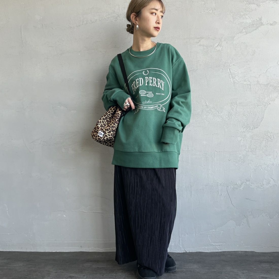 FRED PERRY [フレッドペリー] Chosen by Champions クルーネックスウェット [M1605] Z18 SPORT &&モデル身長：150cm 着用サイズ：S&&