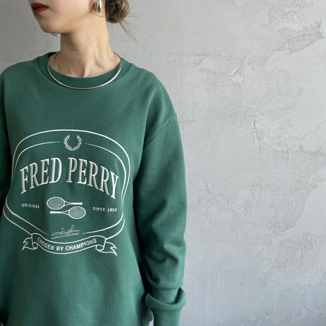 FRED PERRY [フレッドペリー] Chosen by Champions クルーネックスウェット [M1605] Z18 SPORT &&モデル身長：150cm 着用サイズ：S&&