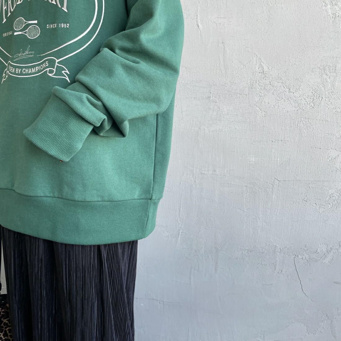 FRED PERRY [フレッドペリー] Chosen by Champions クルーネックスウェット [M1605] Z18 SPORT &&モデル身長：150cm 着用サイズ：S&&