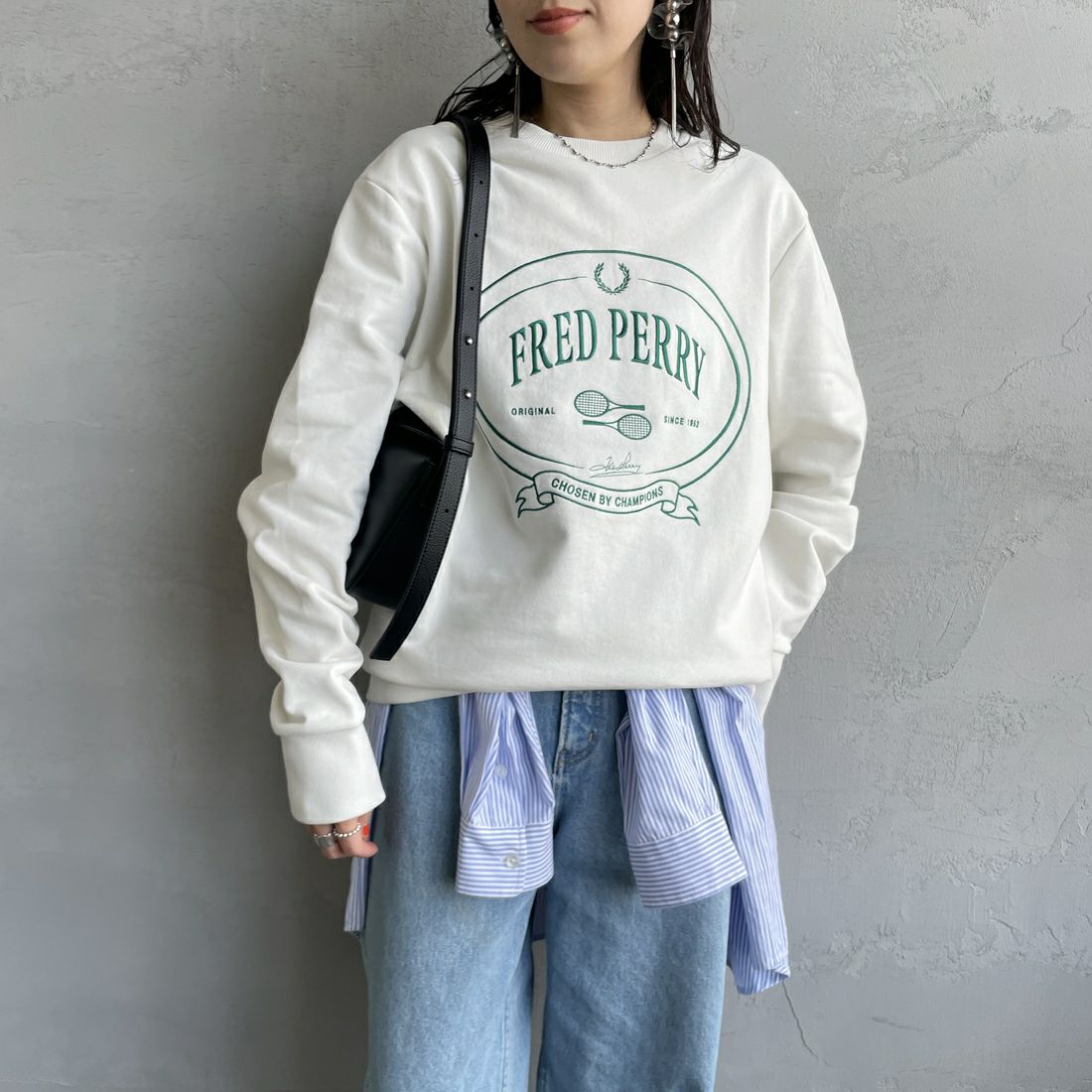 FRED PERRY [フレッドペリー] Chosen by Champions クルーネックスウェット [M1605] 129 SNOW W &&モデル身長：160cm 着用サイズ：S&&