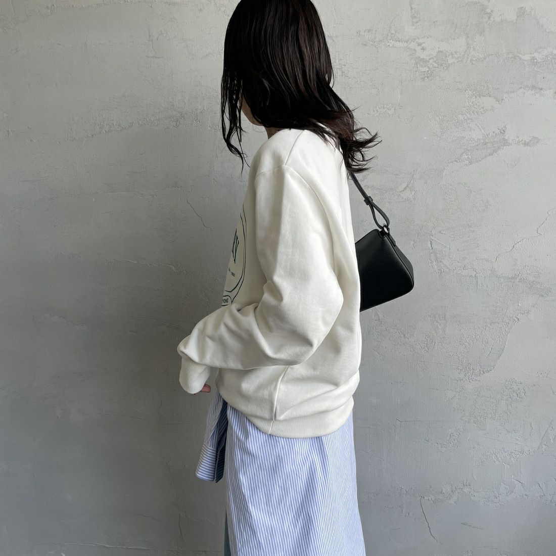 FRED PERRY [フレッドペリー] Chosen by Champions クルーネックスウェット [M1605] 129 SNOW W &&モデル身長：160cm 着用サイズ：S&&