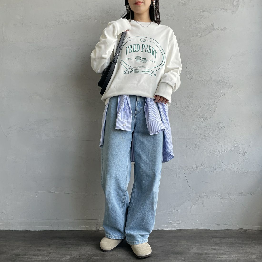 FRED PERRY [フレッドペリー] Chosen by Champions クルーネックスウェット [M1605] 129 SNOW W &&モデル身長：160cm 着用サイズ：S&&