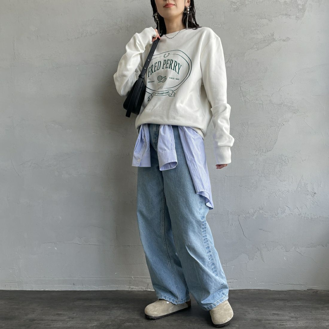 FRED PERRY [フレッドペリー] Chosen by Champions クルーネックスウェット [M1605] 129 SNOW W &&モデル身長：160cm 着用サイズ：S&&