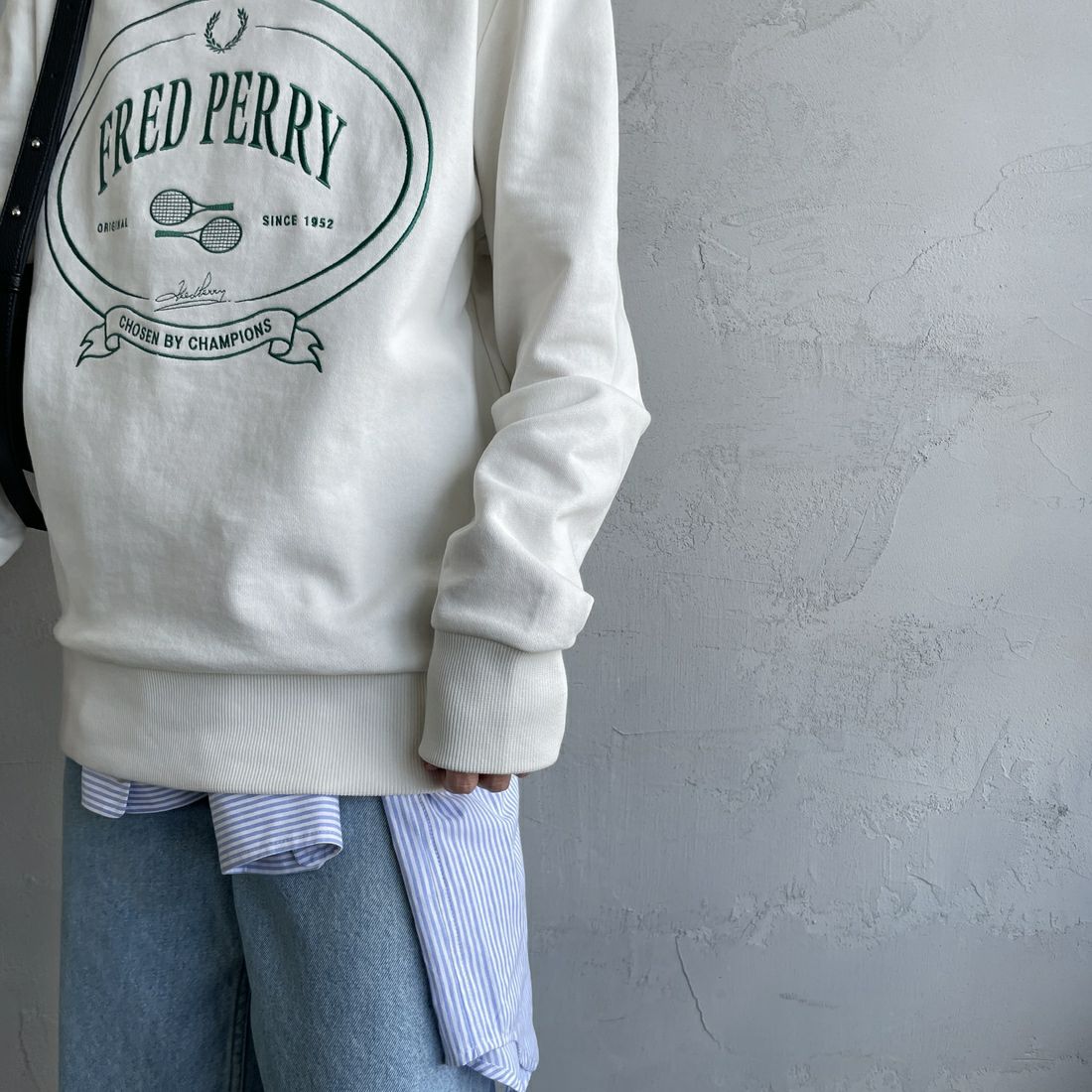 FRED PERRY [フレッドペリー] Chosen by Champions クルーネックスウェット [M1605] 129 SNOW W &&モデル身長：160cm 着用サイズ：S&&